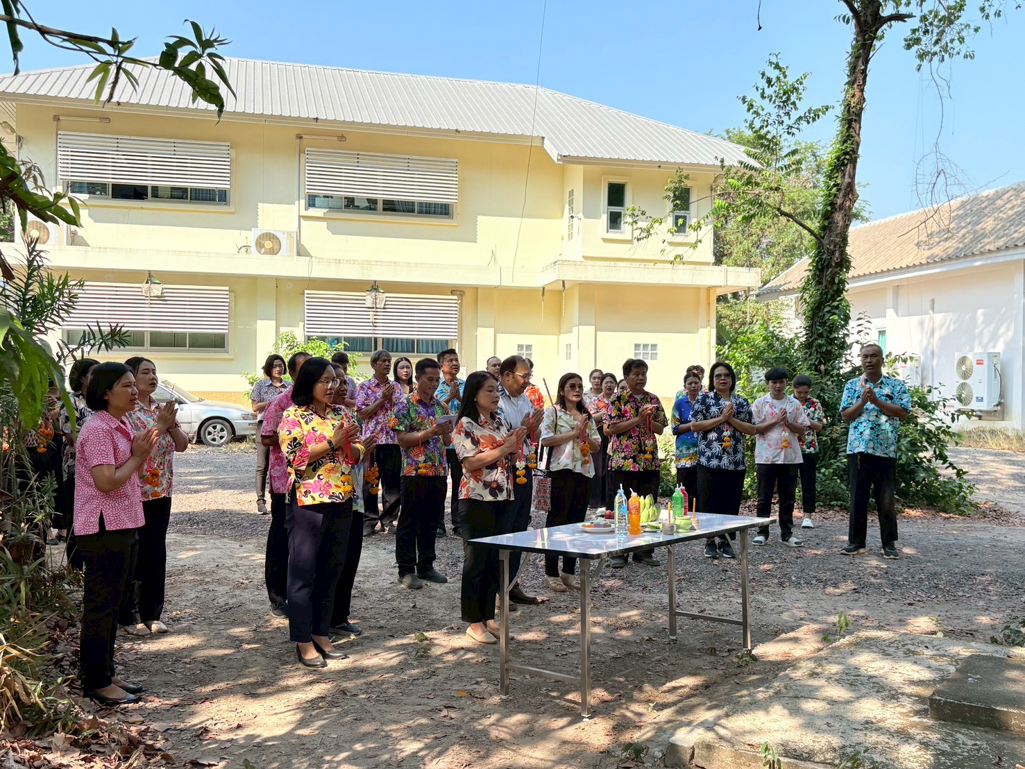 title - ส.ป.ก. ยโสธร จัดพิธีเจริญพระพุทธมนต์ทำบุญถวายภัตตาหารเพลแด่พระสงฆ์ พิธีสักการะศาลเจ้าที่และสิ่งศักดิ์สิทธิ์ประจำสำนักงาน เนื่องในเทศกาลวันขึ้นปีใหม่ไทย